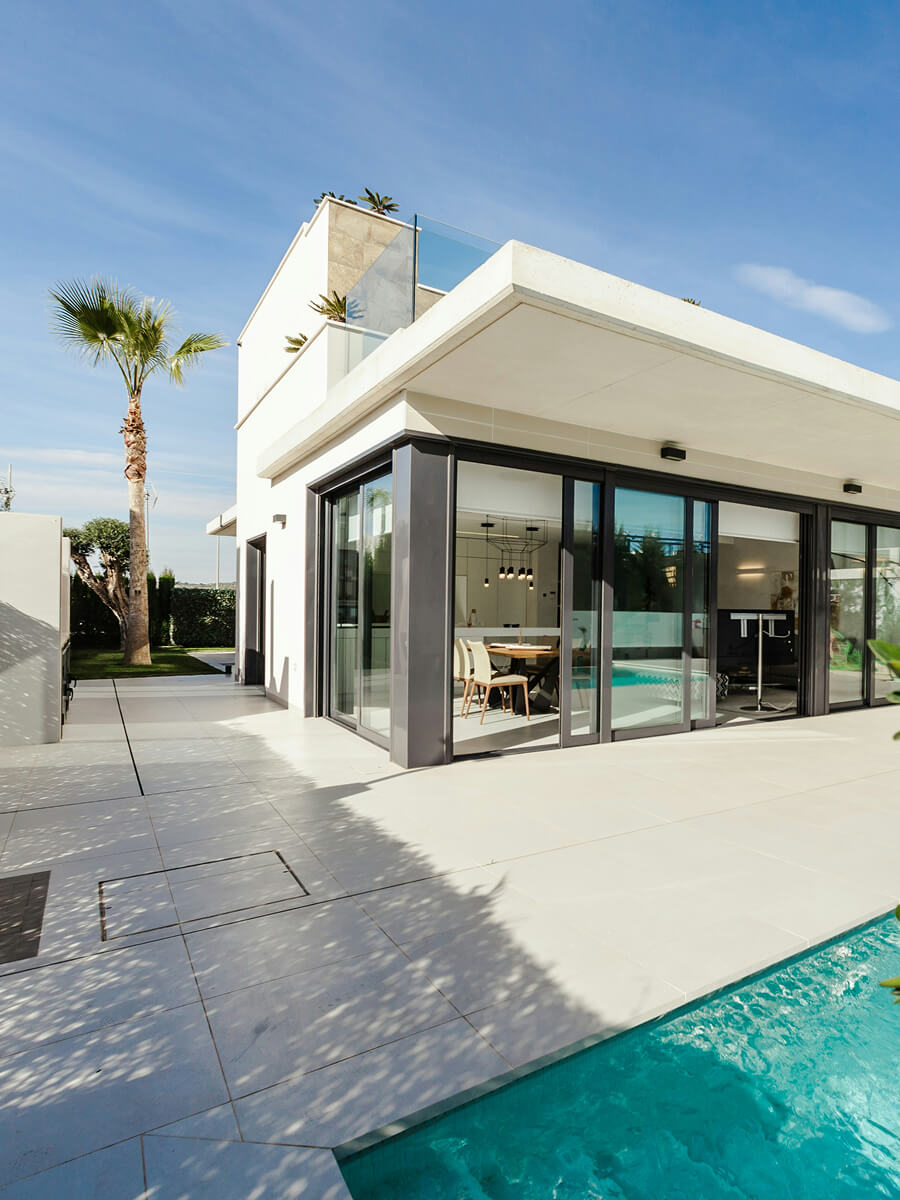 Modernes Wohnhaus mit Pool – Neupositionierung eines Immobilienunternehmens